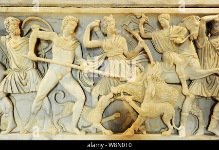 Scène de chasse au sanglier sculptée sur un sarcophage romain. Rome Italie Banque D'Images