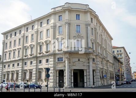 Bâtiment en pierre dans le style néo-baroque, l'ancien siège de la Banco Popolare di Mantove, une banque coopérative, à Mantoue, Italie Banque D'Images