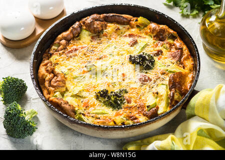 La Frittata avec de la saucisse et les légumes dans la poêle. Banque D'Images