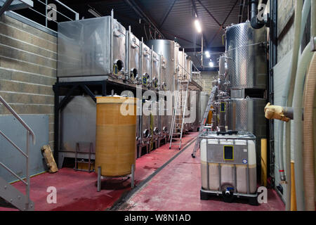 Cave à vin moderne, l'usine avec grand éclat propre métalliques citernes en acier inoxydable pour la fermentation. L'industrie du vin en cave, grandes cuves métalliques pour Banque D'Images