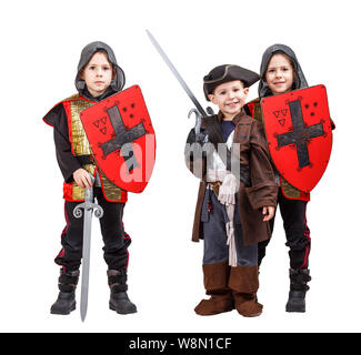 Photo des enfants dans la ville médiévale de chevalier et pirate costume isolated on white Banque D'Images
