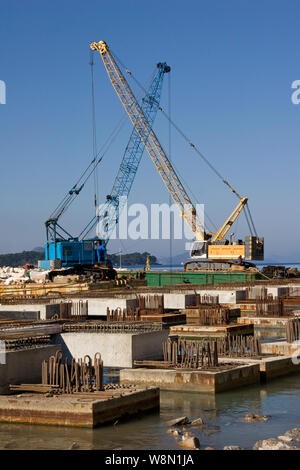 Deux grues travaillant sur la construction du nouveau quai dans le port de Dubrovnik Banque D'Images