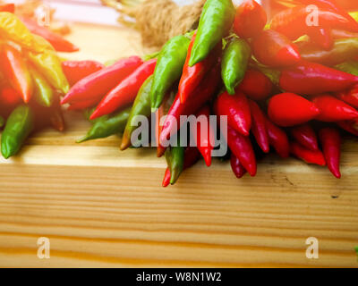 Petits piments jalapeno rouges poussent dans des pots d'argile. Un groupe de piments en pots à la fête de la récolte. Ripe red hot chili jalapenos sur une branche d'un bu Banque D'Images