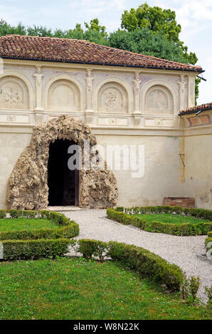 Le Jardin Secret et entrée de la grotte du Palazzo Te, à Mantoue, Italie, construit dans le style maniériste 1524-34 par l'architecte Giulio Romana Banque D'Images