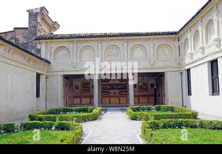 Le Jardin Secret et entrée de la grotte du Palazzo Te, à Mantoue, Italie, construit dans le style maniériste 1524-34 par l'architecte Giulio Romana Banque D'Images