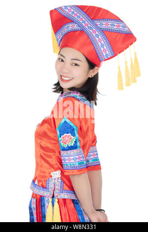 Belle femme chinoise habillés en costumes traditionnels festival chinois isolé sur fond blanc Banque D'Images