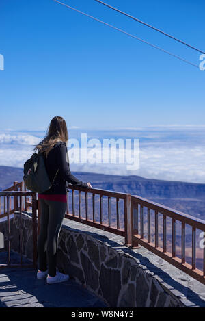 Jeune femme contemplant le paysage du haut de la volcan du Teide à Tenerife, Espagne Banque D'Images