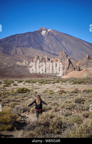 Jeune femme contemplant Roques de Garcia formation avec le volcan du Teide en arrière-plan Banque D'Images