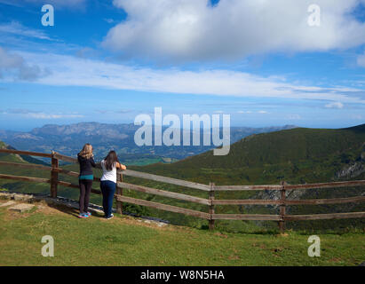 Deux amis en contemplant le paysage de Picos de Europa, dans les Asturies, Espagne Banque D'Images