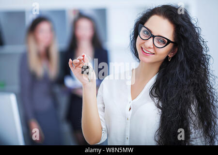 Smiling woman la signature de documents à l'agent de la banque Banque D'Images