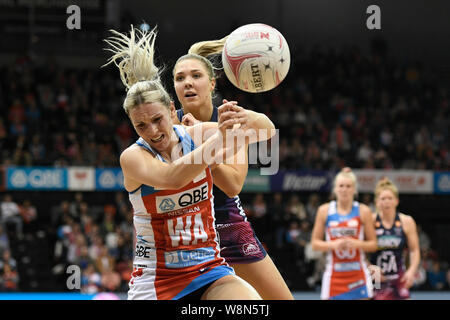 Sydney, Australie. 10 août, 2019. 10 août 2019 ; Le Quaycenter, Sydney, Nouvelle-Galles du Sud, Australie ; Super Suncorp netball, Nouvelle Galles du Sud les martinets contre Melbourne Vixens ; Kate Moloney des Vixens intercepte une passe pour Natalie Haythornthwaite des martinets - Editorial Utilisez uniquement : Crédit Plus Sport Action Images/Alamy Live News Banque D'Images