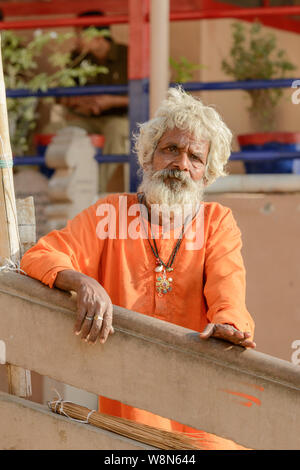 Un saint homme hindou indien sadhu (ou saddhu) à Varanasi, Uttar Pradesh, Inde, Asie du Sud. Également connu sous le nom de Bénarès, Bénarès et Kashi. Banque D'Images