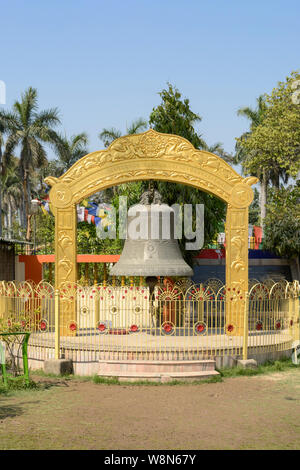 Sonnerie au géant Mulagandha Kuti Vihara temple bouddhiste à Sarnath, près de Varanasi, Uttar Pradesh, Inde, Asie, Asie du Sud Banque D'Images