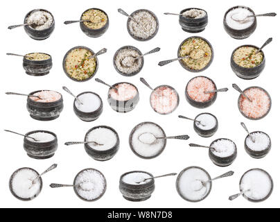 Mettre de l'ancien grenier à sel d'argent vintage avec cuillère avec divers sels isolé sur fond blanc Banque D'Images