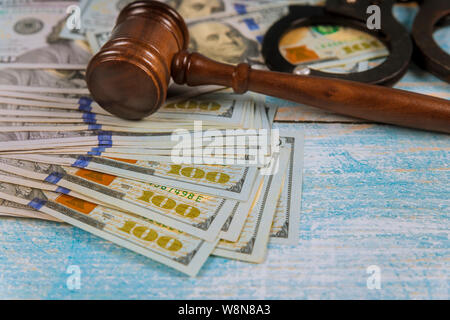 Judge's gavel hammer avec des menottes dans le dollar bills. Banque D'Images