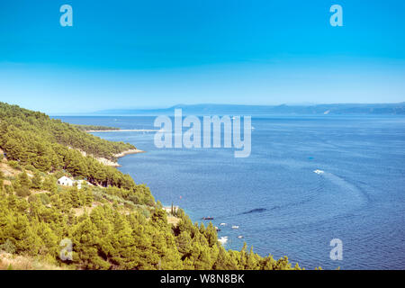 Vue vers Bol sur l'île de Brač avec Hvar sur horizon, Croatie Banque D'Images