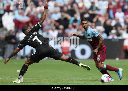 Londres, Royaume-Uni. 10 août, 2019. Stade de Londres, Londres, Angleterre ; English Premier League, West Ham United et Manchester City ; Manuel Lanzini de West Ham United joue la balle tour Raheem Sterling de Manchester City - strictement usage éditorial uniquement. Credit : Action Plus Sport Images/Alamy Live News Banque D'Images