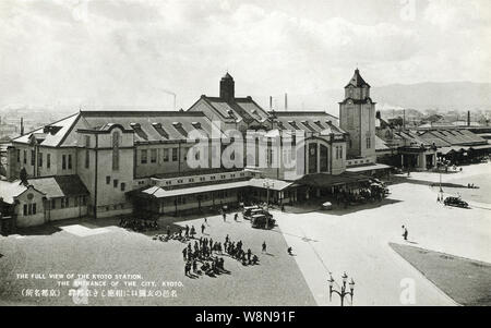 [ 1920 - Japon Kyoto Station ] - La gare de Kyoto à Kyoto. Le protocole de Kyoto a été connecté pour la première fois par chemin de fer jusqu'à Osaka et Kobe en septembre 5, 1876 (9 ère Meiji), mais la ville, Station terminal n'était pas officiellement ouvert jusqu'au 5 février 1877 (10) L'ère Meiji. L'édifice, sur cette carte postale est la deuxième gare de Kyoto, ouvert en 1914 (Taisho 3). Le bâtiment a été détruit par un incendie le 18 novembre 1950 (Showa 25) et remplacé par un simple bâtiment de béton en 1952 (Showa 27). 20e siècle vintage carte postale. Banque D'Images