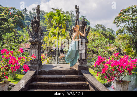 Jeune femme touriste au Taman Tirtagangga, palais de l'eau, parc aquatique, Bali Indonésie Banque D'Images