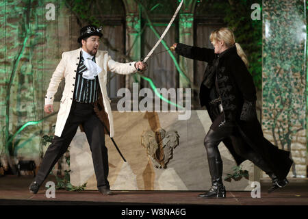 02 août 2019, la Saxe-Anhalt, Wernigerode : Alexander Liu (l) comme Hebrowska Tebaldo et Wioletta comme Romeo pour répéter l'opéra performance 'Roméo et Juliette' dans la cour du château de Wernigerode. La pièce sera présentée le 09 août. L'opéra de Bellini a été créée à Venise en 1830, la première exécution en dehors de l'Italie a eu lieu un an plus tard à Dresde. Pendant le festival au château de Wernigerode, on prévoit également l'évolution des concerts, un concert final et un programme d'enfance et de la famille jusqu'au 1er septembre. Photo : Matthias Bein/dpa-Zentralbild/ZB Banque D'Images