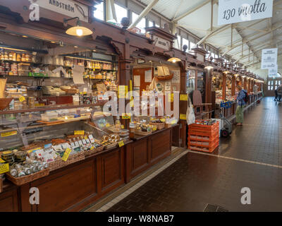 Stands de nourriture à l'intérieur du marché aux poissons à Helsinki, Finlande Banque D'Images