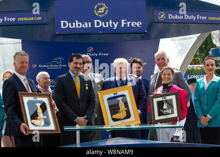 Ascot, UK. 10 août, 2019. Jockey Hayley Turner remporte le Dubai Duty Free Shergar cup race Stayers sur cheval irlandais Eddystone Rock. Le Dubai Duty Free Shergar Cup est un des points en fonction de la concurrence là où 12 des meilleurs jockeys concourir dans quatre équipes sur quatre courses. Les équipes sont la Grande-Bretagne et l'Irlande, les filles, l'Europe et le reste du monde. Credit : Maureen McLean/Alamy Live News Banque D'Images