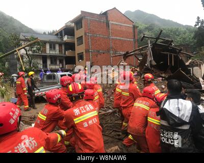 Yantan, Chine. 10 août, 2019. (190810) -- WENZHOU, 10 août 2019 (Xinhua) -- Les sauveteurs sont vus à la zone endommagée par le typhon dans Shanzao ville Village de Yantan dans Yongjia County, Zhejiang Province de Chine orientale, le 10 août 2019. Le nombre de victimes a augmenté à 18, cinq autres personnes ont été retrouvées mortes au 3:30 h samedi en raison d'un typhon-lac barrière déclenchée dans l'Est de l'éclatement de la Province de Zhejiang en Chine, a déclaré que les autorités locales. Deux des cinq nouveaux décès ont été signalé comme manquant. Jusqu'à maintenant, 14 personnes sont toujours portées disparues, a déclaré une source avec la publicité provinciale Ministère de l'Yon Banque D'Images