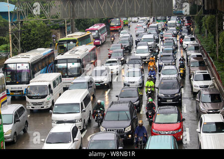 Un trafic congestionné dans en début d'EDSA vendredi après-midi, même le nombre de codage est mis en œuvre par le gouvernement. Aux Philippines, il est illégal de conduire le lundi si le numéro de la plaque d'un véhicule se termine par un 1 ou 2 alors que le mardi, c'est 3 et 4. Le mercredi, c'est 5 et 6. Jeudi, 7 et 8. Enfin, le vendredi, c'est 9 et 0. Cette loi fait partie de la circulation unifiée du Programme de réduction de volume ou numéro de codage. Le programme vise à réduire la congestion routière, pendant les heures de pointe, en limitant les types de véhicules qui peuvent utiliser les principales voies publiques basées sur le chiffre final du véhicule. Banque D'Images