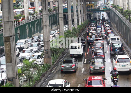 Un trafic congestionné dans en début d'EDSA vendredi après-midi, même le nombre de codage est mis en œuvre par le gouvernement. Aux Philippines, il est illégal de conduire le lundi si le numéro de la plaque d'un véhicule se termine par un 1 ou 2 alors que le mardi, c'est 3 et 4. Le mercredi, c'est 5 et 6. Jeudi, 7 et 8. Enfin, le vendredi, c'est 9 et 0. Cette loi fait partie de la circulation unifiée du Programme de réduction de volume ou numéro de codage. Le programme vise à réduire la congestion routière, pendant les heures de pointe, en limitant les types de véhicules qui peuvent utiliser les principales voies publiques basées sur le chiffre final du véhicule. Banque D'Images