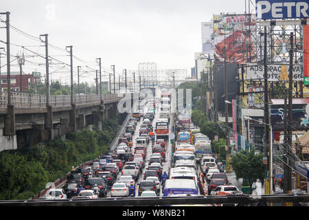 Un trafic congestionné dans en début d'EDSA vendredi après-midi, même le nombre de codage est mis en œuvre par le gouvernement. Aux Philippines, il est illégal de conduire le lundi si le numéro de la plaque d'un véhicule se termine par un 1 ou 2 alors que le mardi, c'est 3 et 4. Le mercredi, c'est 5 et 6. Jeudi, 7 et 8. Enfin, le vendredi, c'est 9 et 0. Cette loi fait partie de la circulation unifiée du Programme de réduction de volume ou numéro de codage. Le programme vise à réduire la congestion routière, pendant les heures de pointe, en limitant les types de véhicules qui peuvent utiliser les principales voies publiques basées sur le chiffre final du véhicule. Banque D'Images