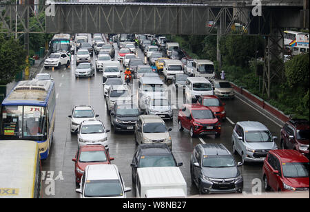 Un trafic congestionné dans en début d'EDSA vendredi après-midi, même le nombre de codage est mis en œuvre par le gouvernement. Aux Philippines, il est illégal de conduire le lundi si le numéro de la plaque d'un véhicule se termine par un 1 ou 2 alors que le mardi, c'est 3 et 4. Le mercredi, c'est 5 et 6. Jeudi, 7 et 8. Enfin, le vendredi, c'est 9 et 0. Cette loi fait partie de la circulation unifiée du Programme de réduction de volume ou numéro de codage. Le programme vise à réduire la congestion routière, pendant les heures de pointe, en limitant les types de véhicules qui peuvent utiliser les principales voies publiques basées sur le chiffre final du véhicule. Banque D'Images