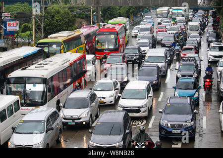 Un trafic congestionné dans en début d'EDSA vendredi après-midi, même le nombre de codage est mis en œuvre par le gouvernement. Aux Philippines, il est illégal de conduire le lundi si le numéro de la plaque d'un véhicule se termine par un 1 ou 2 alors que le mardi, c'est 3 et 4. Le mercredi, c'est 5 et 6. Jeudi, 7 et 8. Enfin, le vendredi, c'est 9 et 0. Cette loi fait partie de la circulation unifiée du Programme de réduction de volume ou numéro de codage. Le programme vise à réduire la congestion routière, pendant les heures de pointe, en limitant les types de véhicules qui peuvent utiliser les principales voies publiques basées sur le chiffre final du véhicule. Banque D'Images