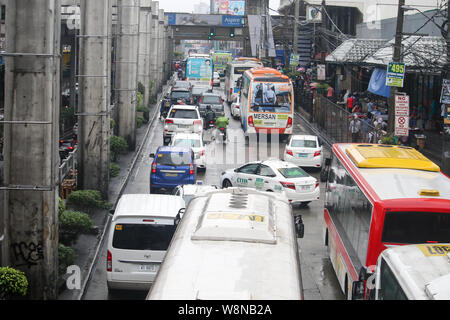 Un trafic congestionné dans en début d'EDSA vendredi après-midi, même le nombre de codage est mis en œuvre par le gouvernement. Aux Philippines, il est illégal de conduire le lundi si le numéro de la plaque d'un véhicule se termine par un 1 ou 2 alors que le mardi, c'est 3 et 4. Le mercredi, c'est 5 et 6. Jeudi, 7 et 8. Enfin, le vendredi, c'est 9 et 0. Cette loi fait partie de la circulation unifiée du Programme de réduction de volume ou numéro de codage. Le programme vise à réduire la congestion routière, pendant les heures de pointe, en limitant les types de véhicules qui peuvent utiliser les principales voies publiques basées sur le chiffre final du véhicule. Banque D'Images