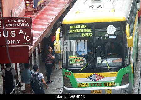 Les banlieusards sont en attente dans l'arrêt de bus pendant les heures de pointe en en début d'EDSA vendredi après-midi. Aux Philippines, il est illégal de conduire le lundi si le numéro de la plaque d'un véhicule se termine par un 1 ou 2 alors que le mardi, c'est 3 et 4. Le mercredi, c'est 5 et 6. Jeudi, 7 et 8. Enfin, le vendredi, c'est 9 et 0. Cette loi fait partie de la circulation unifiée du Programme de réduction de volume ou numéro de codage. Le programme vise à réduire la congestion routière, pendant les heures de pointe, en limitant les types de véhicules qui peuvent utiliser les principales voies publiques fondées sur le dernier chiffre de la plaque d'immatriculation du véhicule. (Pho Banque D'Images