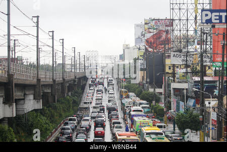 Un trafic congestionné dans en début d'EDSA vendredi après-midi, même le nombre de codage est mis en œuvre par le gouvernement. Aux Philippines, il est illégal de conduire le lundi si le numéro de la plaque d'un véhicule se termine par un 1 ou 2 alors que le mardi, c'est 3 et 4. Le mercredi, c'est 5 et 6. Jeudi, 7 et 8. Enfin, le vendredi, c'est 9 et 0. Cette loi fait partie de la circulation unifiée du Programme de réduction de volume ou numéro de codage. Le programme vise à réduire la congestion routière, pendant les heures de pointe, en limitant les types de véhicules qui peuvent utiliser les principales voies publiques basées sur le chiffre final du véhicule. Banque D'Images