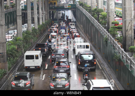 Un trafic congestionné dans en début d'EDSA vendredi après-midi, même le nombre de codage est mis en œuvre par le gouvernement. Aux Philippines, il est illégal de conduire le lundi si le numéro de la plaque d'un véhicule se termine par un 1 ou 2 alors que le mardi, c'est 3 et 4. Le mercredi, c'est 5 et 6. Jeudi, 7 et 8. Enfin, le vendredi, c'est 9 et 0. Cette loi fait partie de la circulation unifiée du Programme de réduction de volume ou numéro de codage. Le programme vise à réduire la congestion routière, pendant les heures de pointe, en limitant les types de véhicules qui peuvent utiliser les principales voies publiques basées sur le chiffre final du véhicule. Banque D'Images