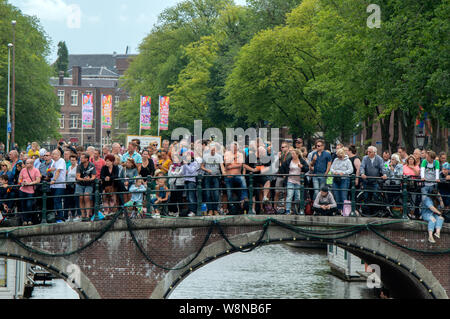 Foule le long de la rivière Amstel au cours de la Gay Pride Amsterdam Pays-Bas 2019foule le long de la rivière Amstel, au cours de la Gay Pride Amsterdam Pays-Bas Banque D'Images