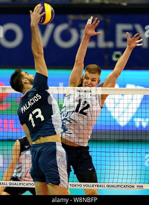 Ningbo, province de Zhejiang en Chine. 10 août, 2019. Ezequiel Palacios (L) de l'Argentine fait concurrence au cours de la piscine pour les hommes F match entre l'Argentine et la Finlande à la FIVB Volleyball 2019 Tokyo Qualification à Ningbo, Chine de l'est la province du Zhejiang, le 10 août 2019. Crédit : Yang Shiyao/Xinhua/Alamy Live News Banque D'Images