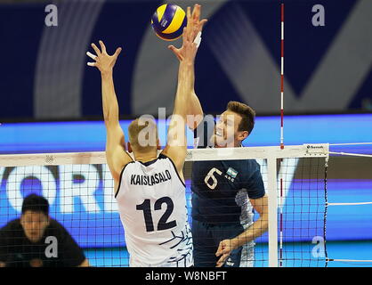 Ningbo, province de Zhejiang en Chine. 10 août, 2019. Cristian Poglajen (R) de l'Argentine fait concurrence au cours de la piscine pour les hommes F match entre l'Argentine et la Finlande à la FIVB Volleyball 2019 Tokyo Qualification à Ningbo, Chine de l'est la province du Zhejiang, le 10 août 2019. Crédit : Yang Shiyao/Xinhua/Alamy Live News Banque D'Images