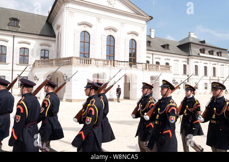 BRATISLAVA - 7 avril 2019 : cérémonies militaires traditionnelles du changement de la garde dans le palais GRASSALKOVICH, palais présidentiel à Bratislava Banque D'Images