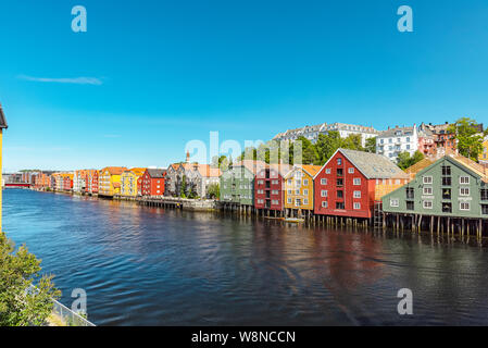 TRONDHEIM, NORVÈGE - 17 juillet 2019 : le long de la rivière Nidelva vous pouvez trouver un certain nombre d'entrepôts historiques, datant du 18e et 19e siècle. Banque D'Images