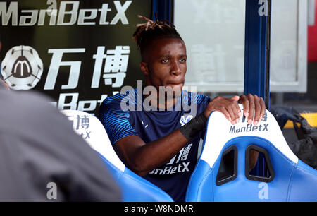 Le Crystal Palace Wilfried Zaha prend sa place sur le banc au cours de la Premier League match à Selhurst Park, Londres. Banque D'Images