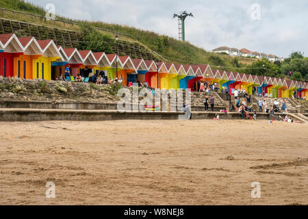 03/08/2019, Scarborough, North Yorkshire, Uk les gens à Scarborough beach profiter d'une journée à bord d'un bain sur thbe étés août Jour Banque D'Images