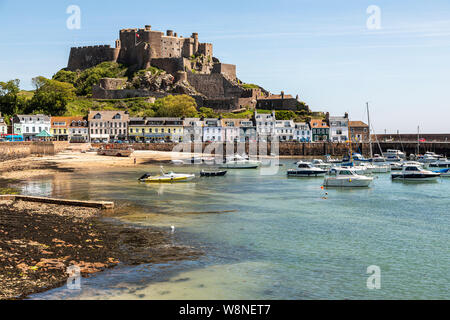 Château Mont Orgueil et le port de Gorey, Jersey Banque D'Images