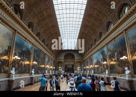 Les touristes à l'intérieur de la salle des batailles dans l'aile sud du château de Versailles, Yvelines, Île-de-France de France Banque D'Images