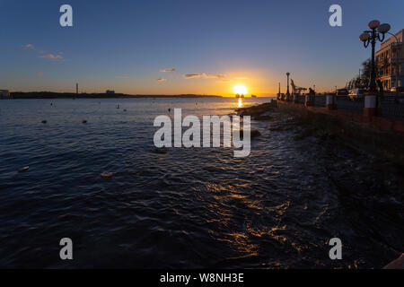 Lever du soleil sur le port de Marsaxlokk, de Birzebbuga, avec power station sur la gauche et sur la droite du port franc de Malte Banque D'Images