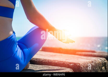 Les mains de yoga, méditation et femme pratiquant le yoga. Banque D'Images