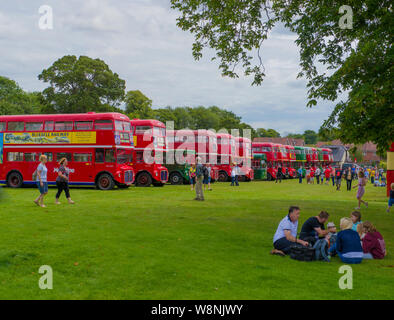 Aperçu de la ligne de bus et les spectateurs avec la famille pique-niquant à l'Alton Rallye Bus & running day 2019 Banque D'Images