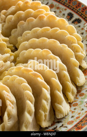 Avec le plat de fête traditionnel cornes de gazelle cookies close up Banque D'Images