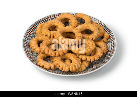 Plat traditionnel de fête, kaak marocain avec les cookies d'anis, isolé sur fond blanc Banque D'Images